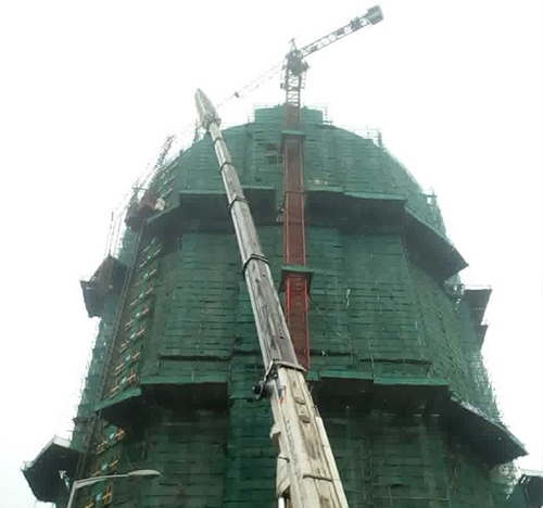 鄂温克吊车在工地上作业